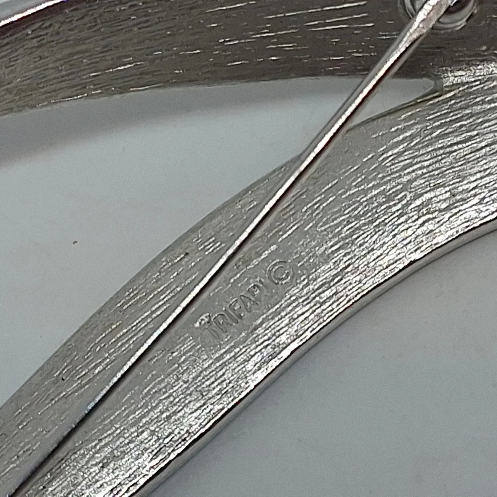 * Vintage Crown Trifari Abstract Silver Tone Leaves Pin Brooch